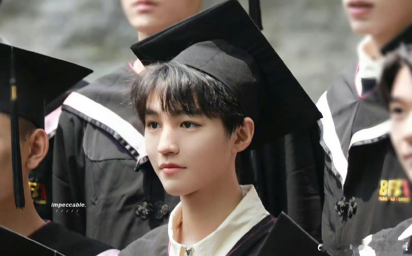 TFBOYS毕业照已经集齐2/3了，这大概就是养成系的意义吧！！ ​​​还差一个