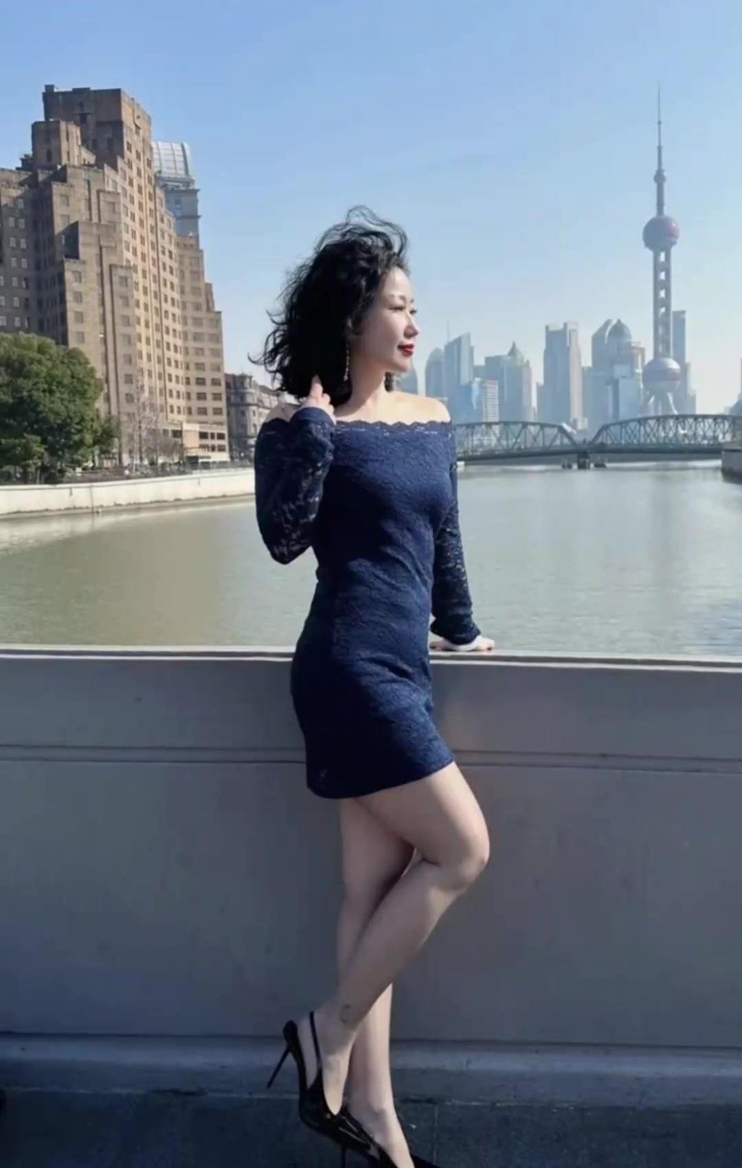 婚礼前一天，我亲眼目睹新郎和伴娘在小树林里偷偷约会。作为新娘的闺蜜，我陷入了两难