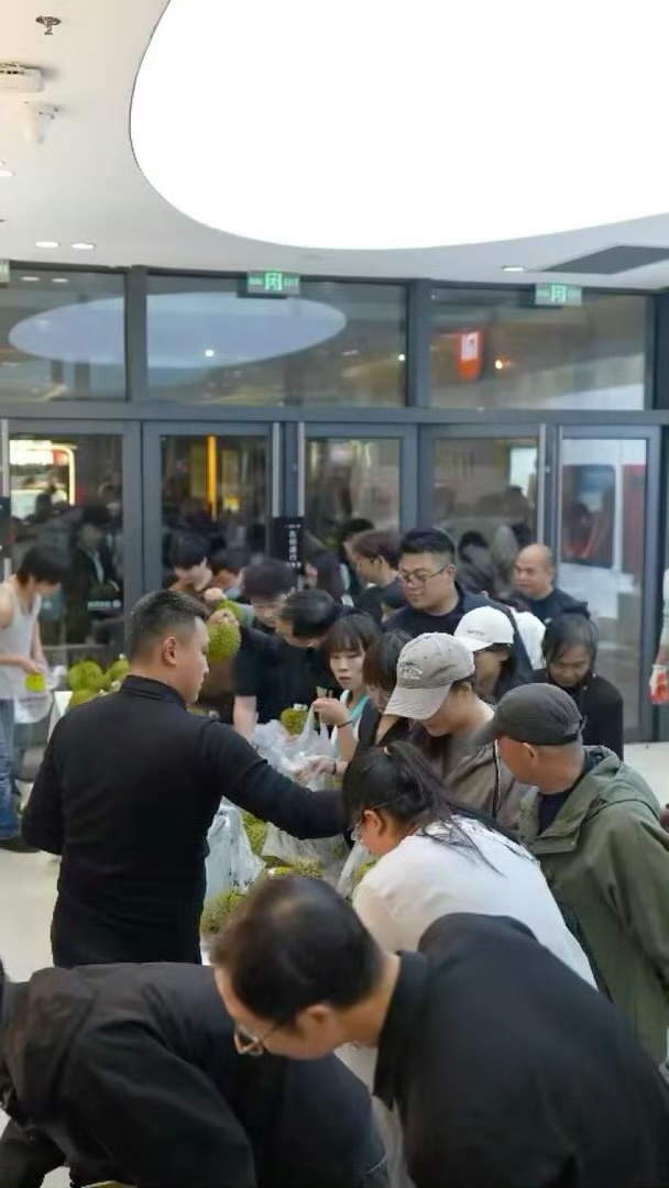 杭州的秋天除了桂花还有榴莲香杭州下沙银泰百货东南亚榴莲节开启，多款榴莲敞开试吃，