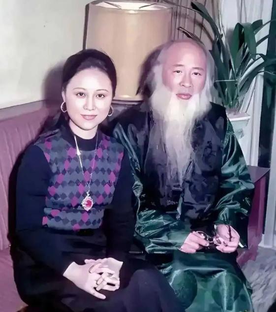 1981年，琼瑶带着礼物拜访张大千。那时候，琼瑶的丈夫平鑫涛，想要获得张大千部分