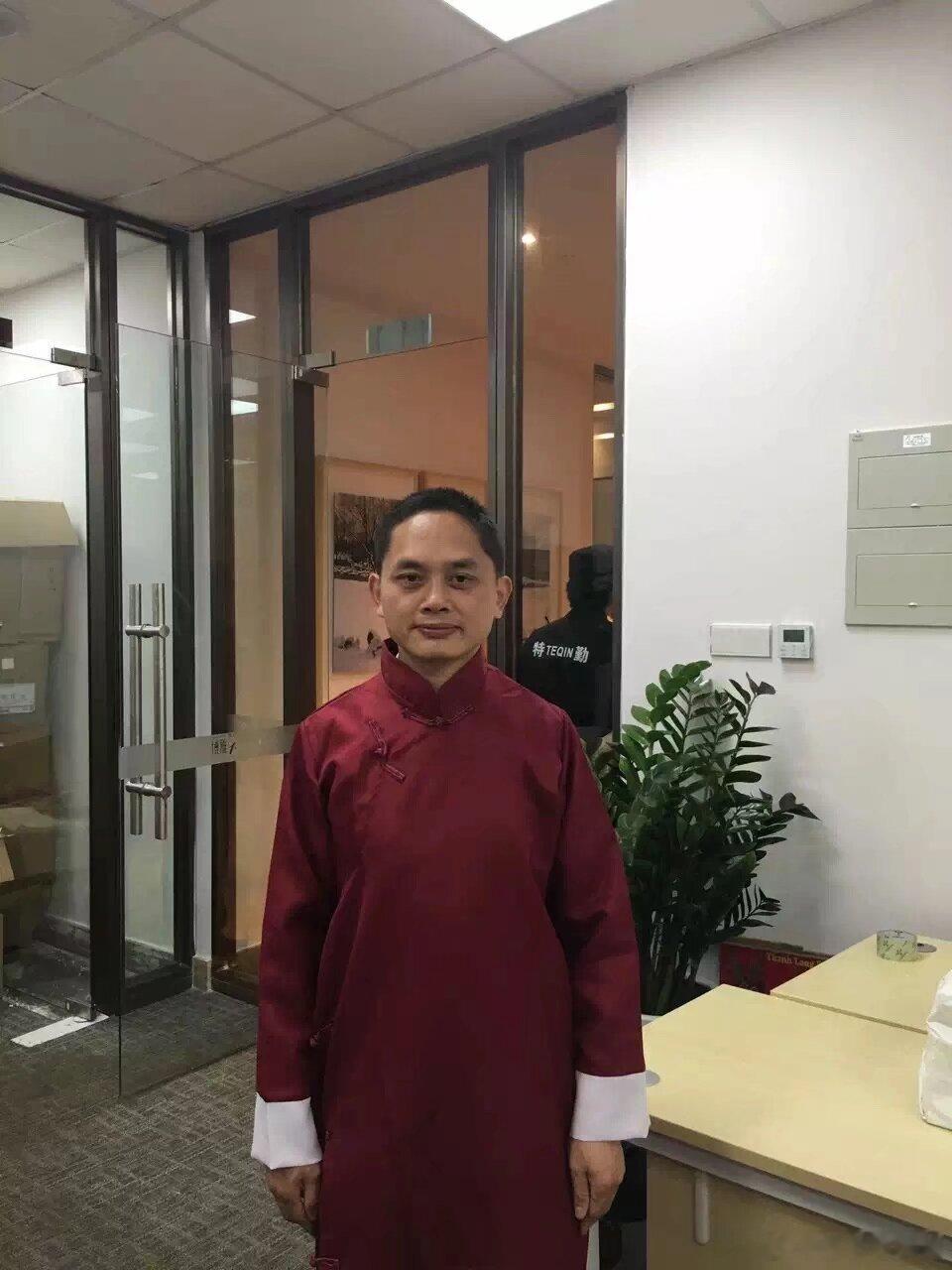 你说我一个搞玄学的能有什么坏心思呢？律师盼你打官司、饭店盼你饿肚子，只有我盼你添