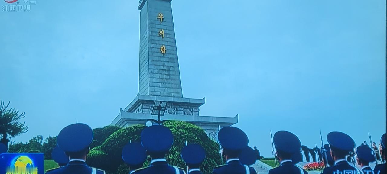 当我们看到朝鲜为中朝两国领导人给中国人民志愿军烈士纪念碑，举行十分隆重的献花圈仪