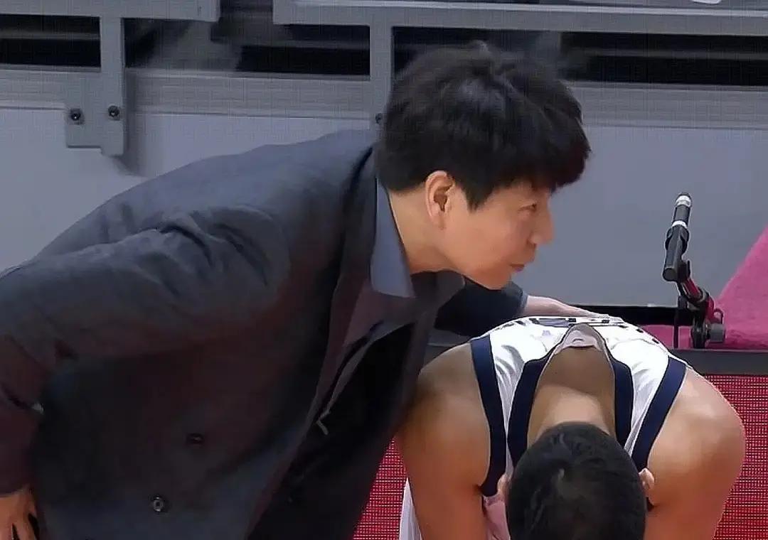 凌晨三点，球馆里跪在地上捡球的，是山东顶薪球员。
 
他脚踝里抽出的积液能装满半