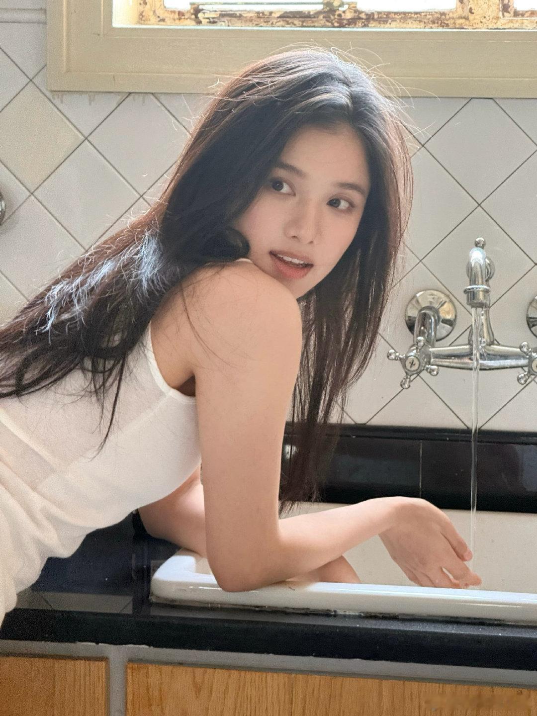 张婧仪晒27岁生日写真张婧仪27岁生日晒照张婧仪晒27岁生日写真，真的很有那种慵