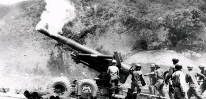 1951年，我军一名15岁的新兵在擦拭炮管时，意外发现对面美军基地有一个突兀的小