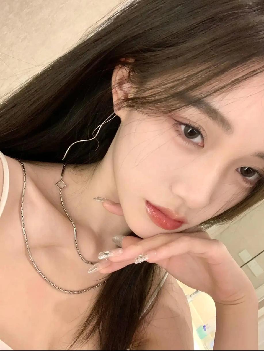 有些忧伤感，美女也会有烦恼悲伤的时候啊，可惜美女 女神 甜美