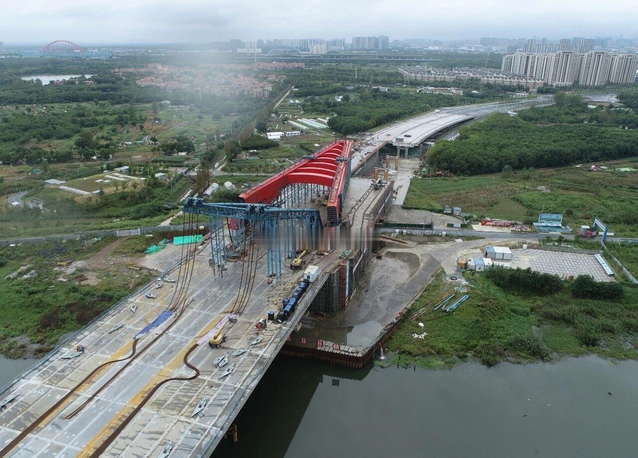 作为安徽首座竖向转体桥梁，这座“跨河巨构”堪称技术天花板：115米主塔直插云霄，