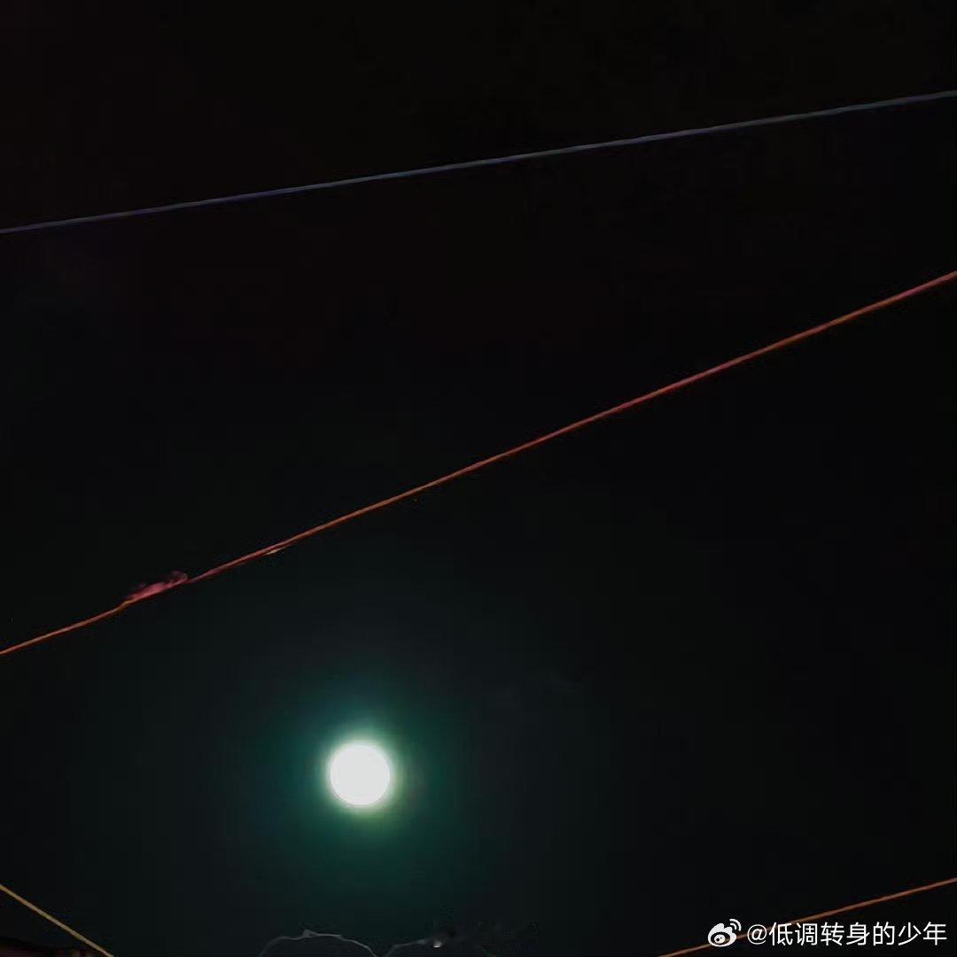 哇才发现半夜三点半🕞- 「血月、海面、天空，审美太舒服了，随手拍都像治愈壁纸。