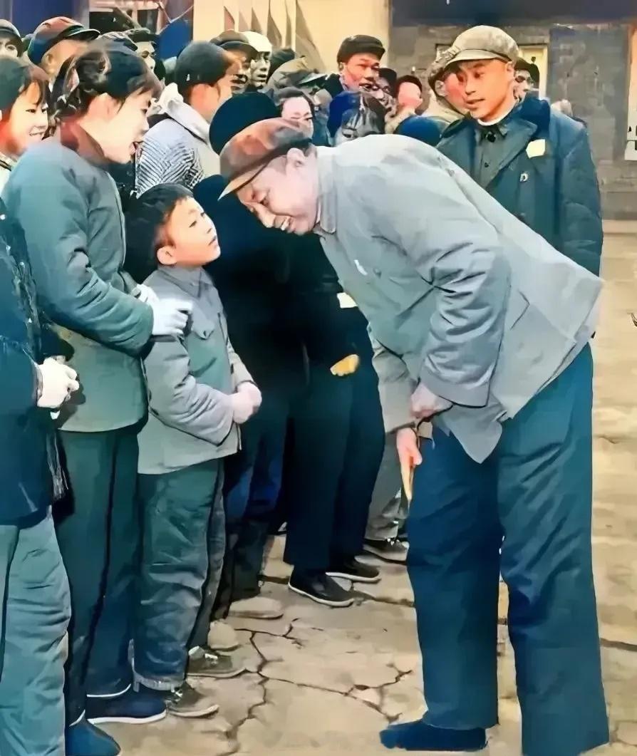 这位倾听孩子讲话的同志是谁？#转发接龙开新年# ​​​