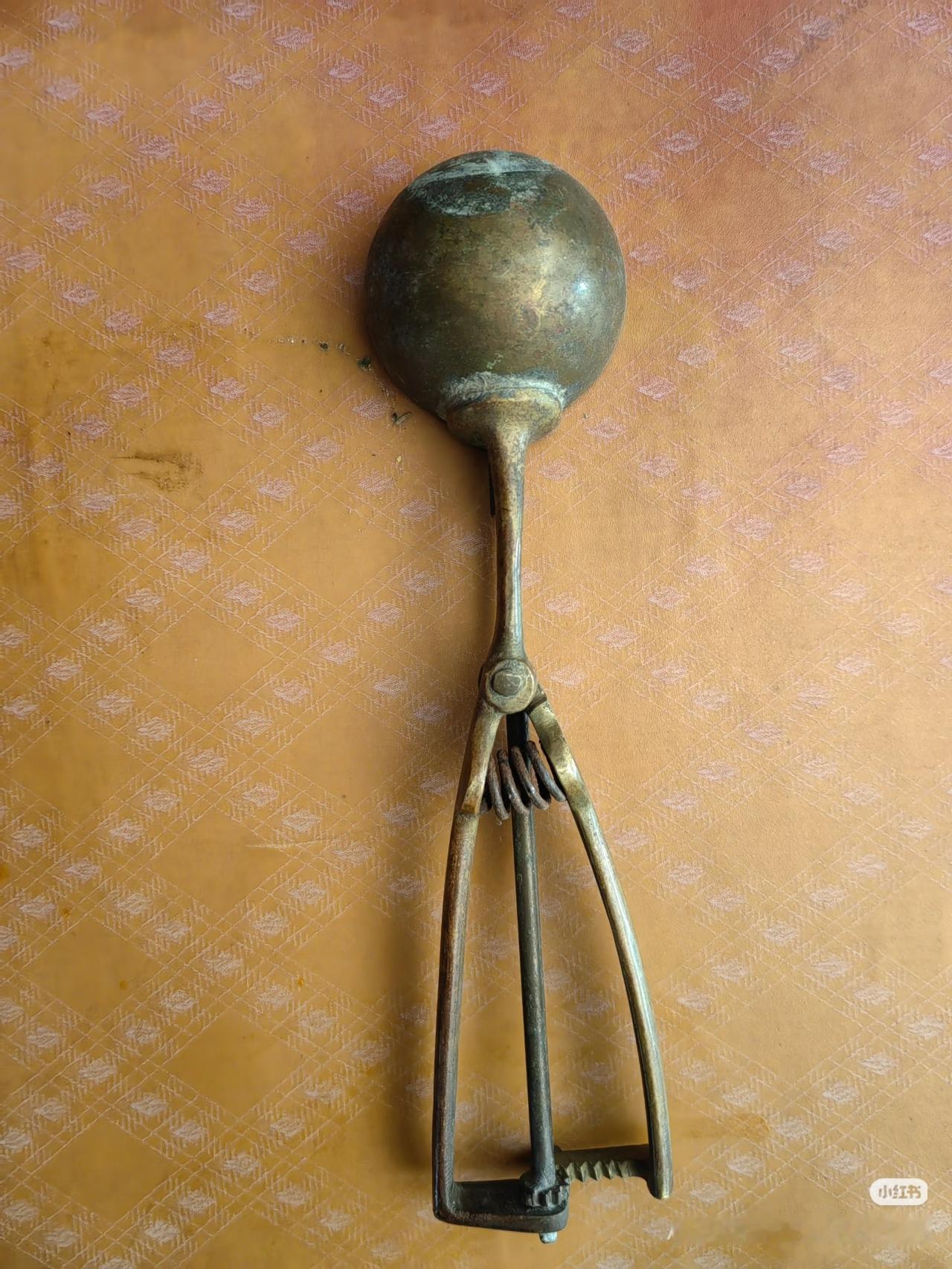 家翻出个怪玩意儿，谁认识啊！
家人们谁懂啊！收拾东西翻出个老物件，巴掌大，铜壳子