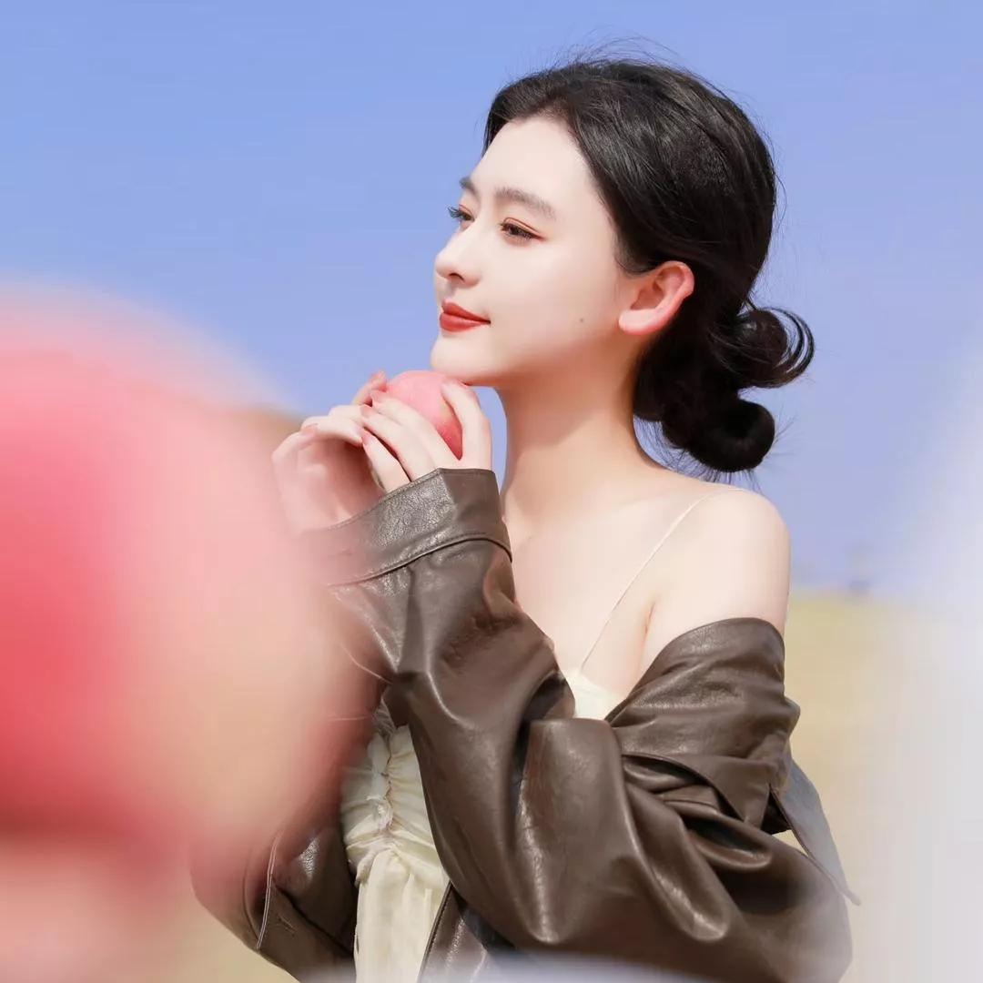 甜美少女，轻咬苹果，优雅迷人。带香气的小苹果 苹果少女自拍 苹果少女照 鲜甜苹果