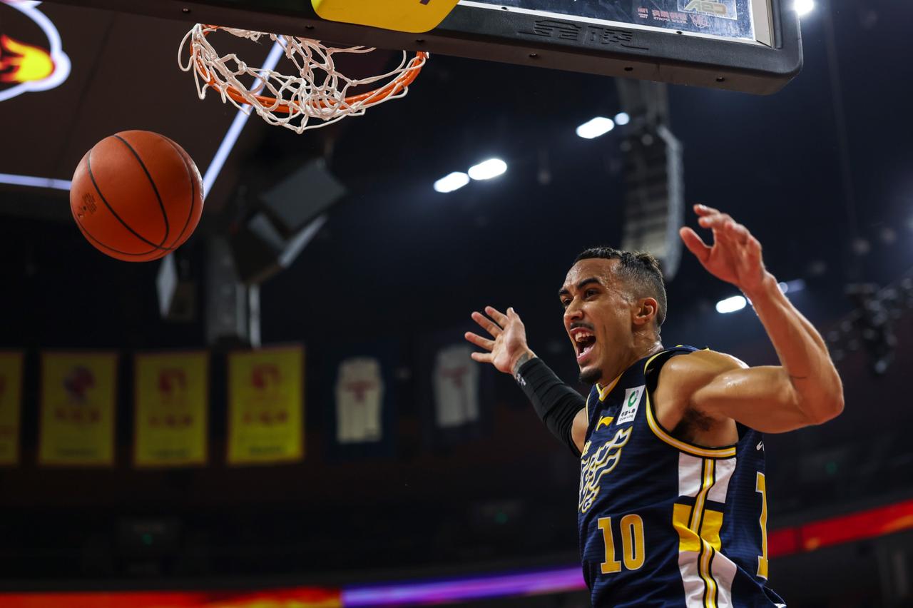 广东队将两连败再现？因为在接下来的这场遭遇战中，四川队想要通过一场比赛的大胜成功