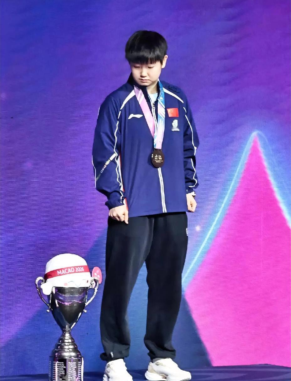 莎莎你怎么能这么可爱呢，
还特意低头看看小波仔坐好了没。
她不止对身边的人，
就