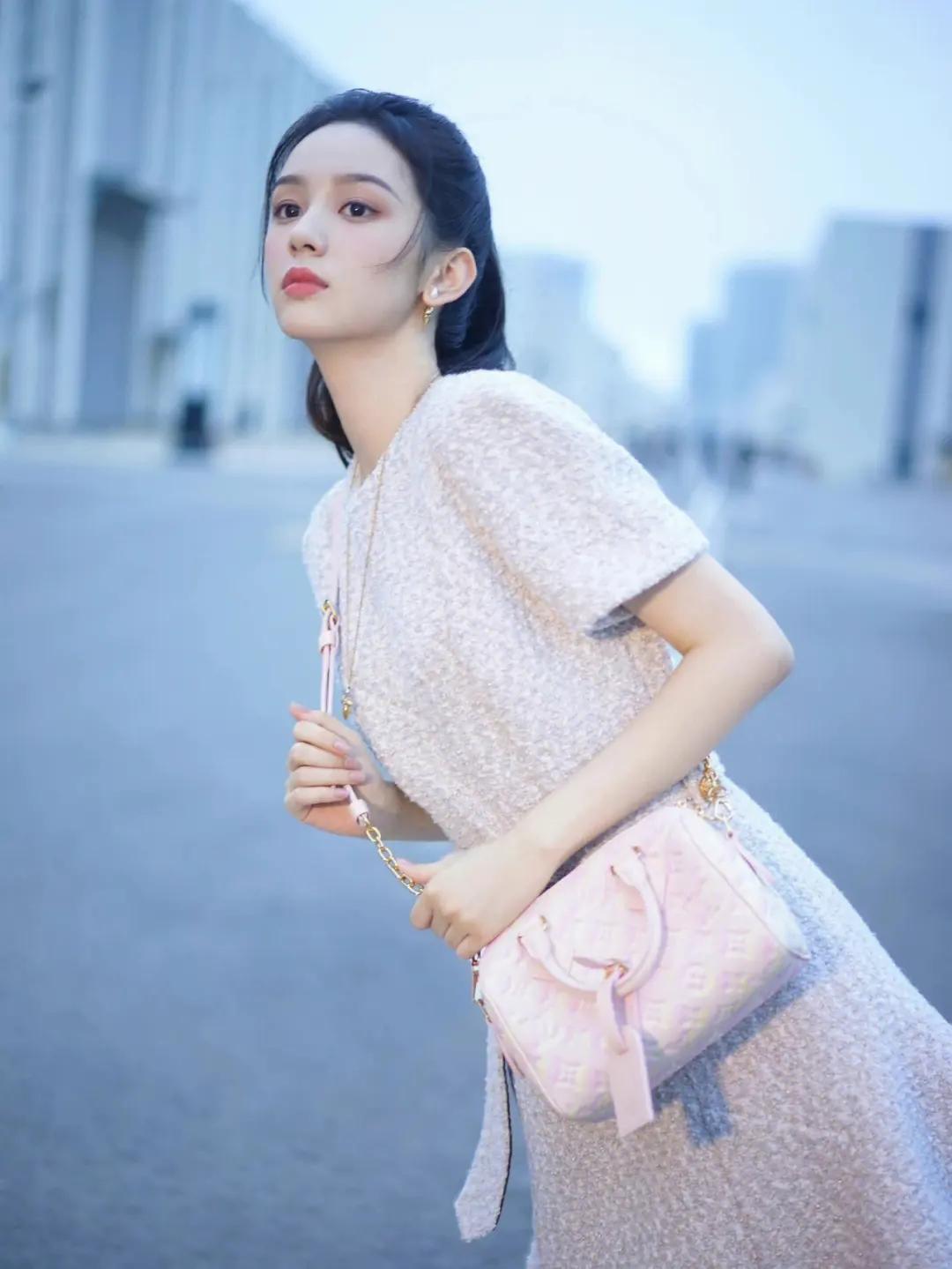 周也最近怎么回事啊？听说有大粉脱粉了？

事情是这样的，之前周也和檀健次的新剧《