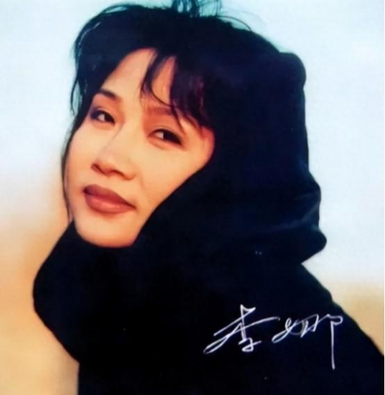 2000年，姜昆在国外偶遇已经出家的李娜，出于好奇，姜昆问她：“你到底为什么出家