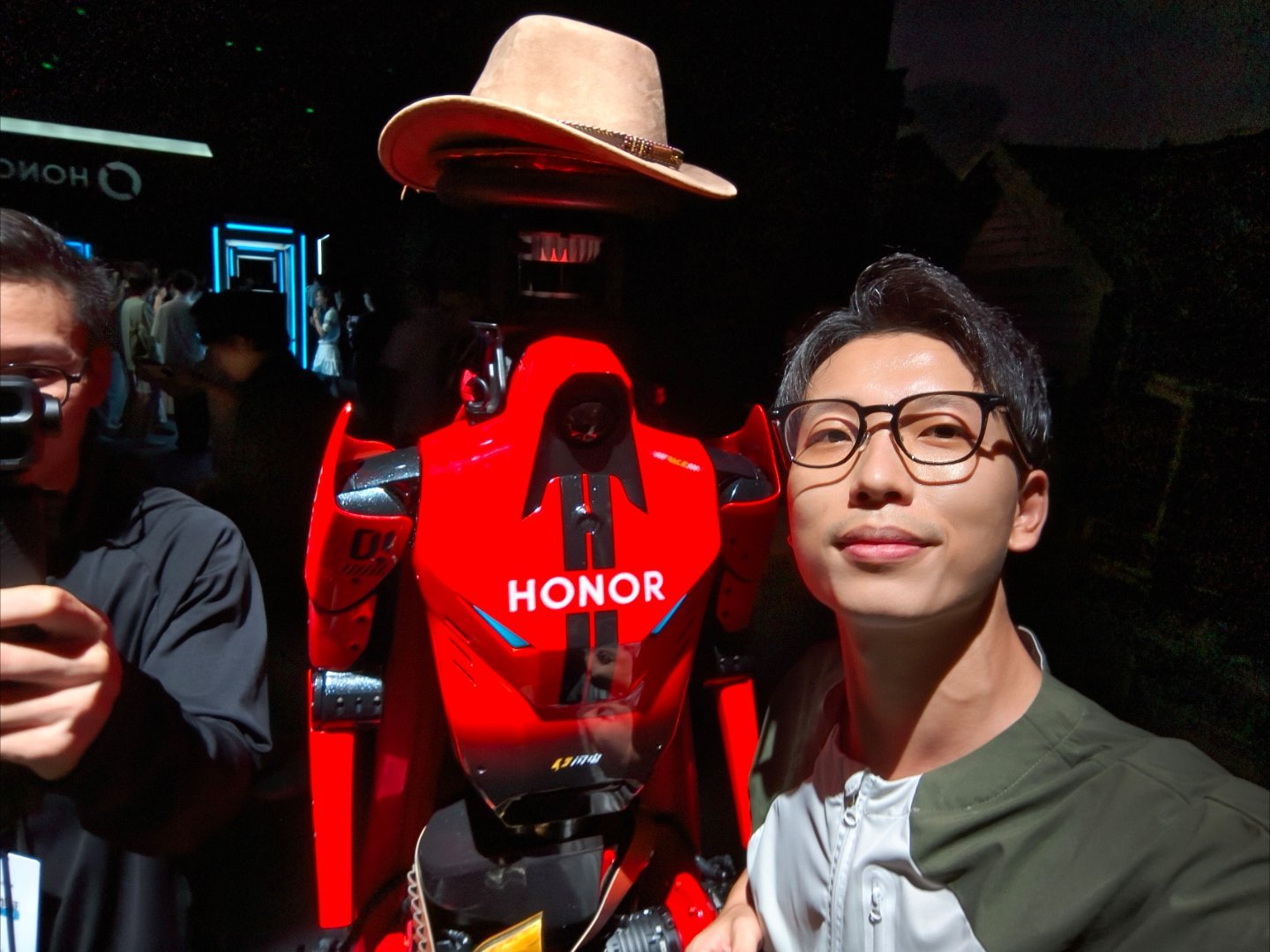 专业车评一条不看，流水账一集不落今天我在发布会现场见到震哥，看他怎么拍摄流水账沉