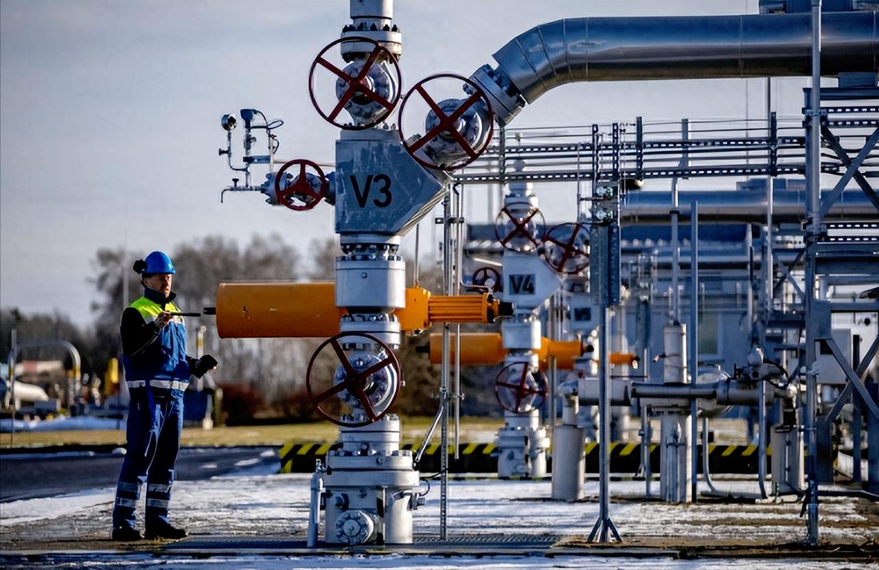 欧盟这次是真敢玩狠的，直接拍板彻底禁购俄罗斯天然气，2027年起连一滴都不买了。