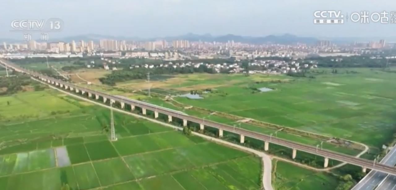 从卢森堡货航的巨机升空，到稻田旁飞驰的高铁，从密如蛛网的铁路枢纽，到千岛湖上的大