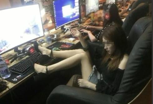 浙江宁波，刚满18岁的大一女生小张醉酒后在网吧包厢睡着。27岁男子李某将小张背到