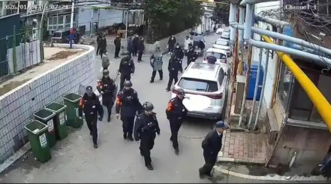 近日，河南一名75岁老人报警，称楼上邻居在制毒。这一报警引发大批警员身着全套装备