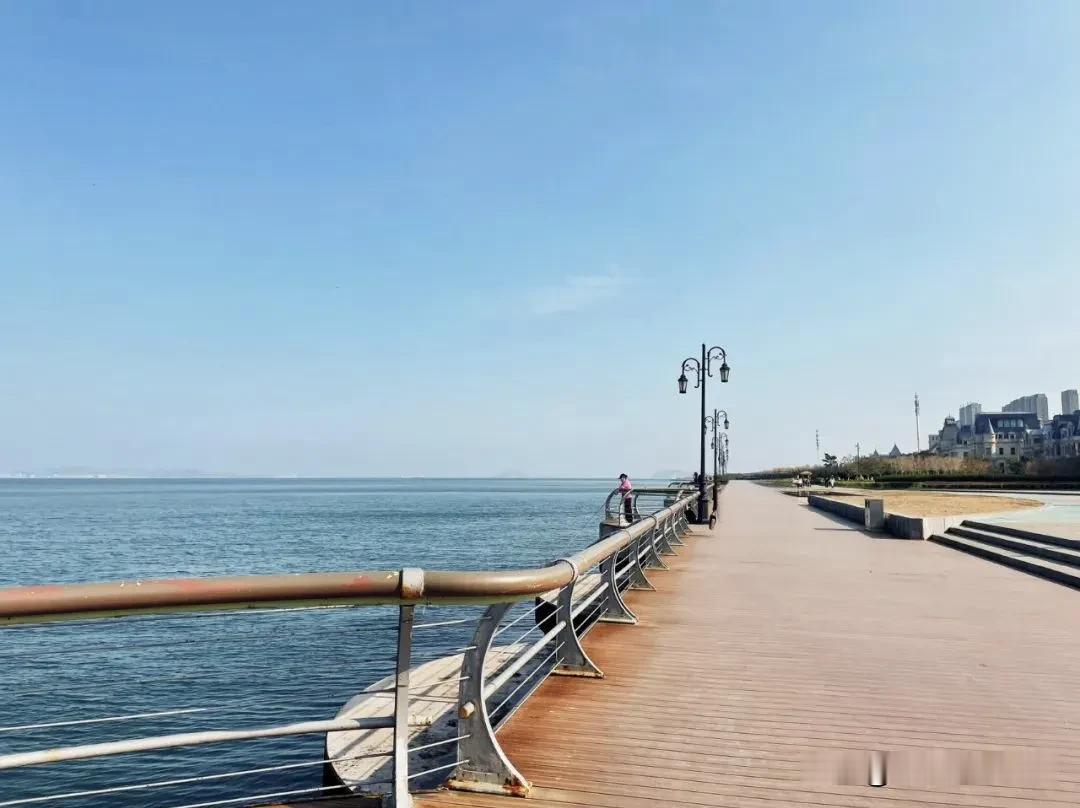 这个季节
来大连的海边
海边有些凉
不过站在岸边
面朝大海
吹吹海风
发发呆
沿