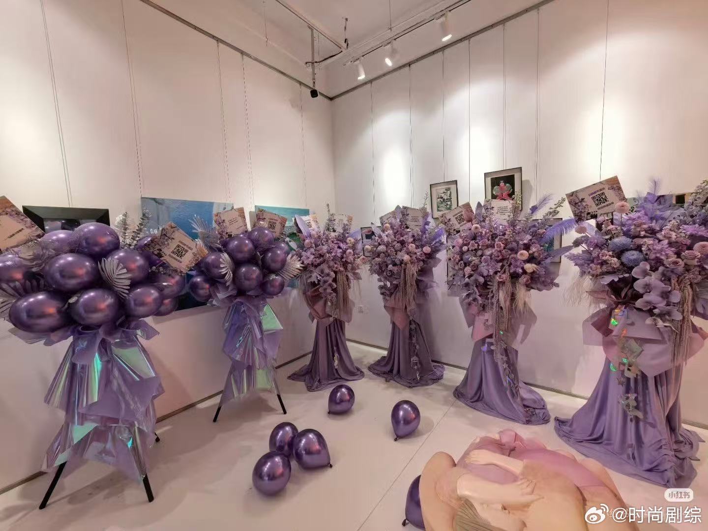 马嘉祺毕业典礼花篮应援 整片紫色花海铺满毕业典礼场地，大气花墙搭配精致花篮，漫画