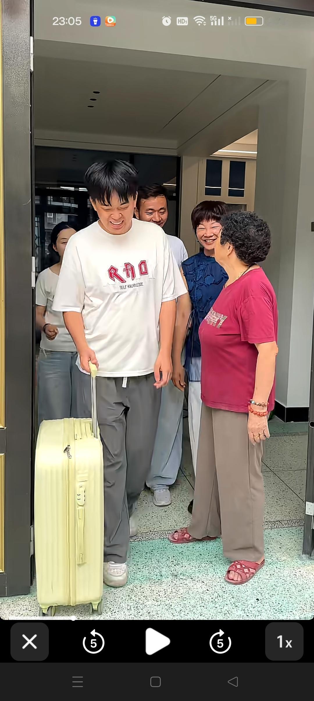 中秋过完了，金牌和女朋友还有怀远一起回砀山，继续助农，奶奶明年再去喽😍


