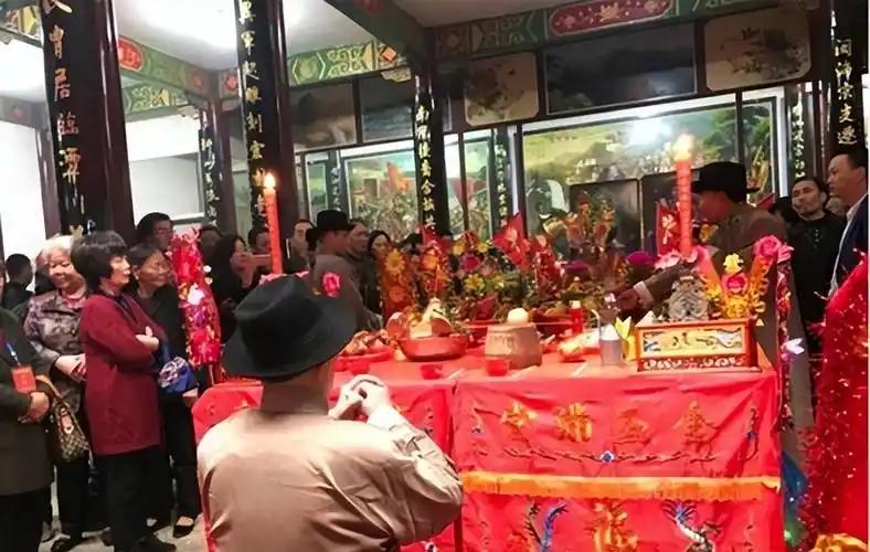 连全国最狂热、把多生当信仰的潮汕都扛不住了！抬了300年姥爷轿子的游神规矩，最终