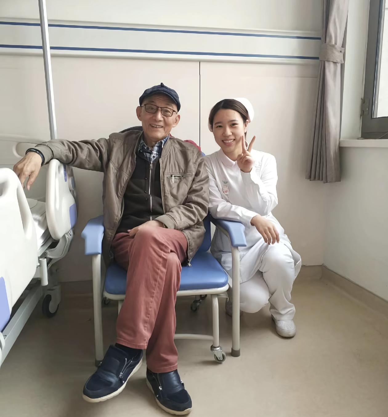 游本昌住院期间，在病房里和护士的一张合影。老人笑容特别的和蔼， 当年凭借电视剧《