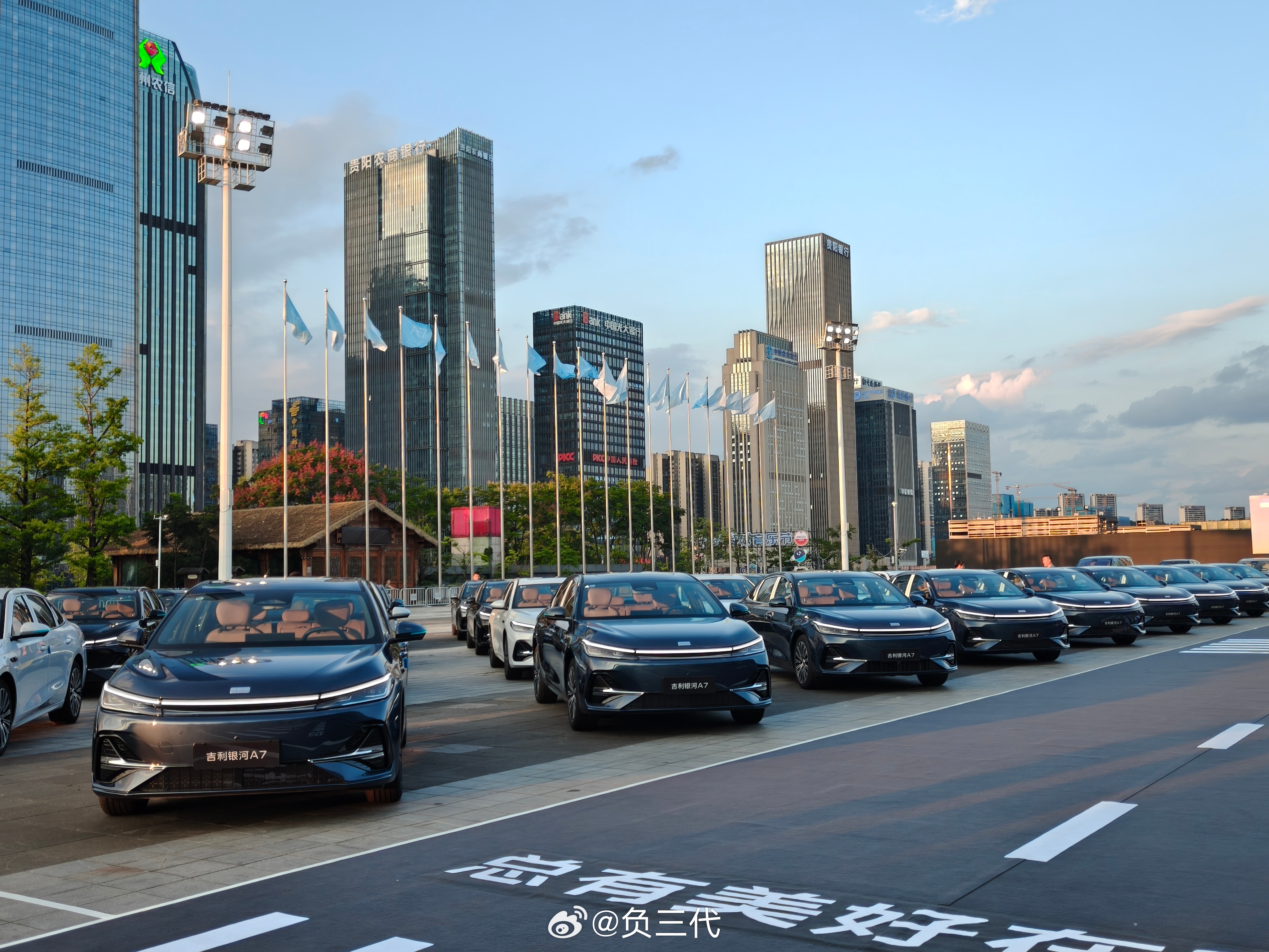 分身抵达吉利银河A7发布会现场了，门口摆放了超多现车，还挺震撼。空间大能耗低，坐