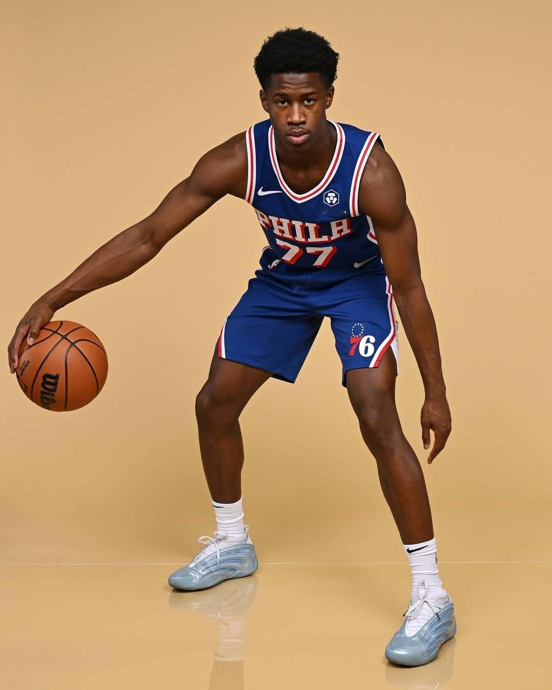 76人新秀VJ穿的哈登9“Ice Metallic” 配色。 