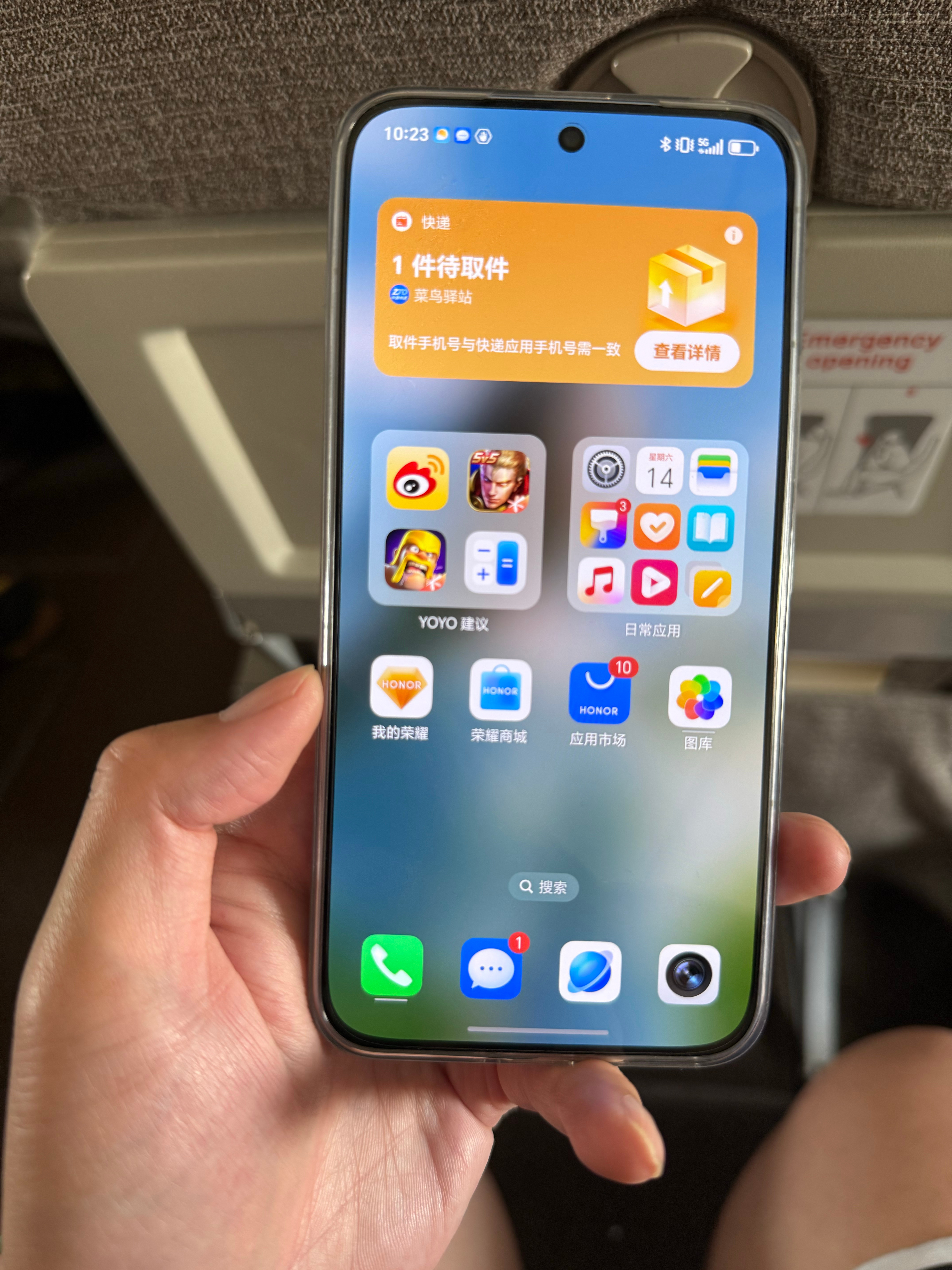 荣耀400 Pro用了一段时间。感受最深的几点重点是是真的轻，手部的压力小了续航