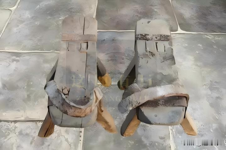 旧木上的裂纹，像被时光刻下的年轮，缠着褪色的麻绳、布条，透着一股子旧时光的踏实劲