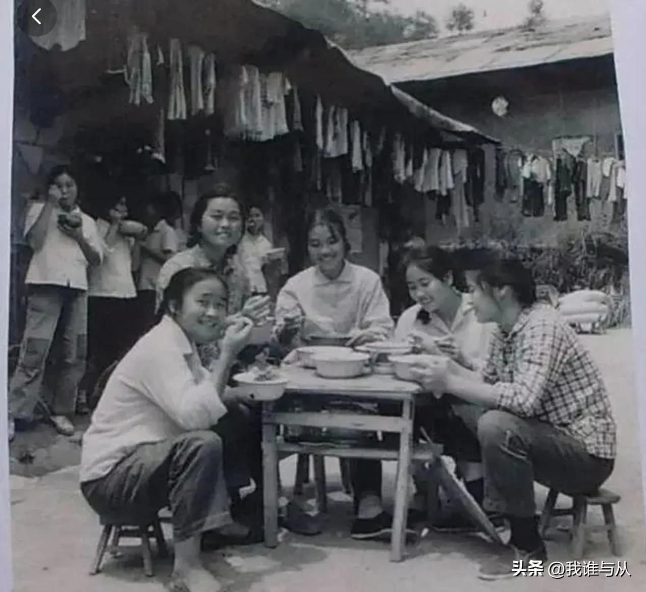 #六七十年代，为什么没钱却很快乐#
六，七十年代，没钱很快乐的人应该有，但是不多