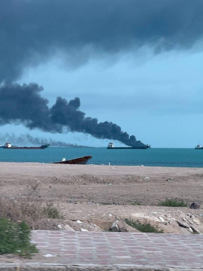 【油轮将遭焚毁】
伊朗霍尔木兹海峡仍然被封锁，经济损失不断攀升。在此背景下，有报