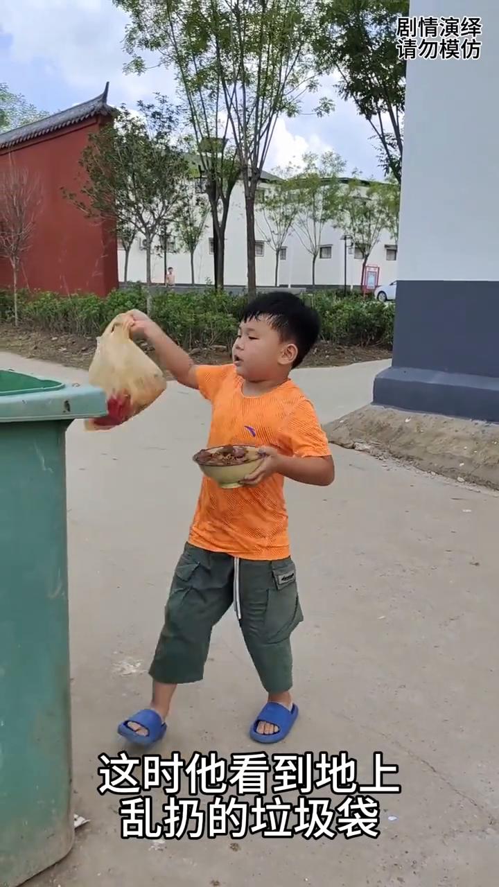 男孩端来鸡块给太爷爷吃，这一幕真的太感人了。
奶奶做好了一锅炒鸡块，这时孙子夺过
