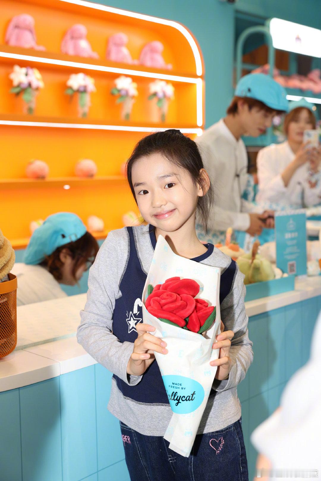 董璇 你问问酒窝同不同意董璇真的好温柔啊！粉丝想当她女儿，她不光答应，还替酒窝做