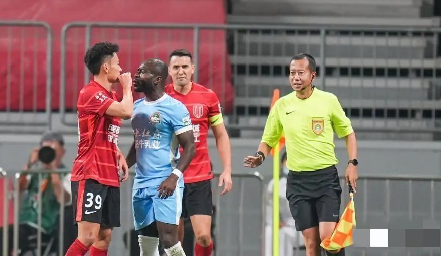 球员球迷挑战规则红线，成都蓉城被推上风口浪尖。
深秋的夜晚，成都蓉城1：2输给了