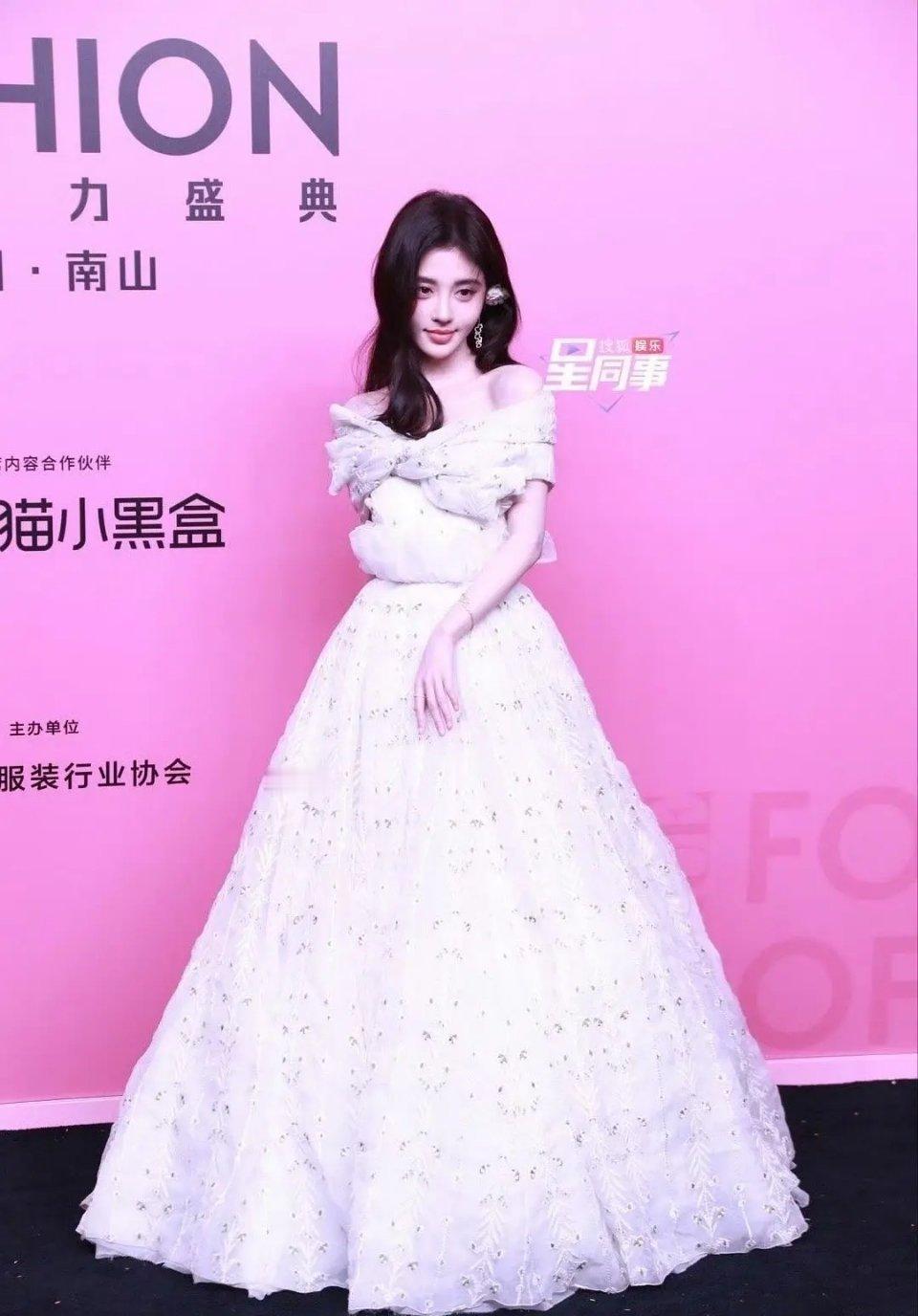 鞠婧祎到160了吗[喵喵] ​​​