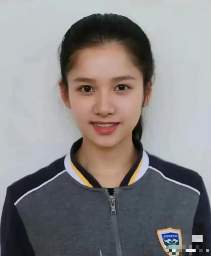 网友：张婧仪高中就已经有星味儿了 ​​​