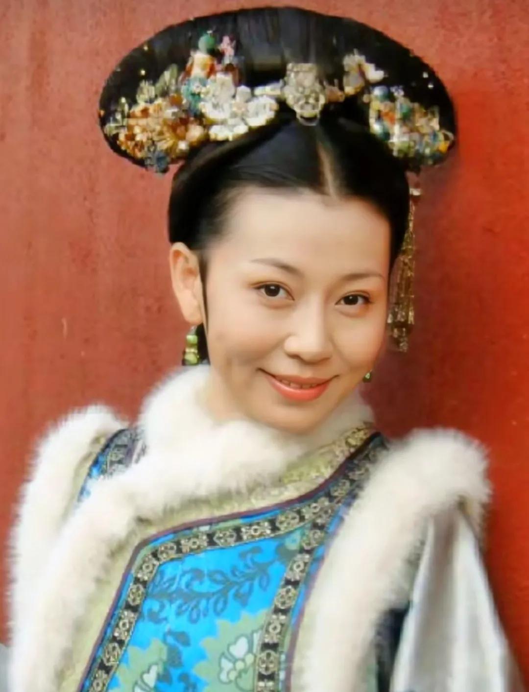  齐妃的扮演者张雅萌，别名萌萌，1973年1月28日出生于吉林，演员，毕业于吉林