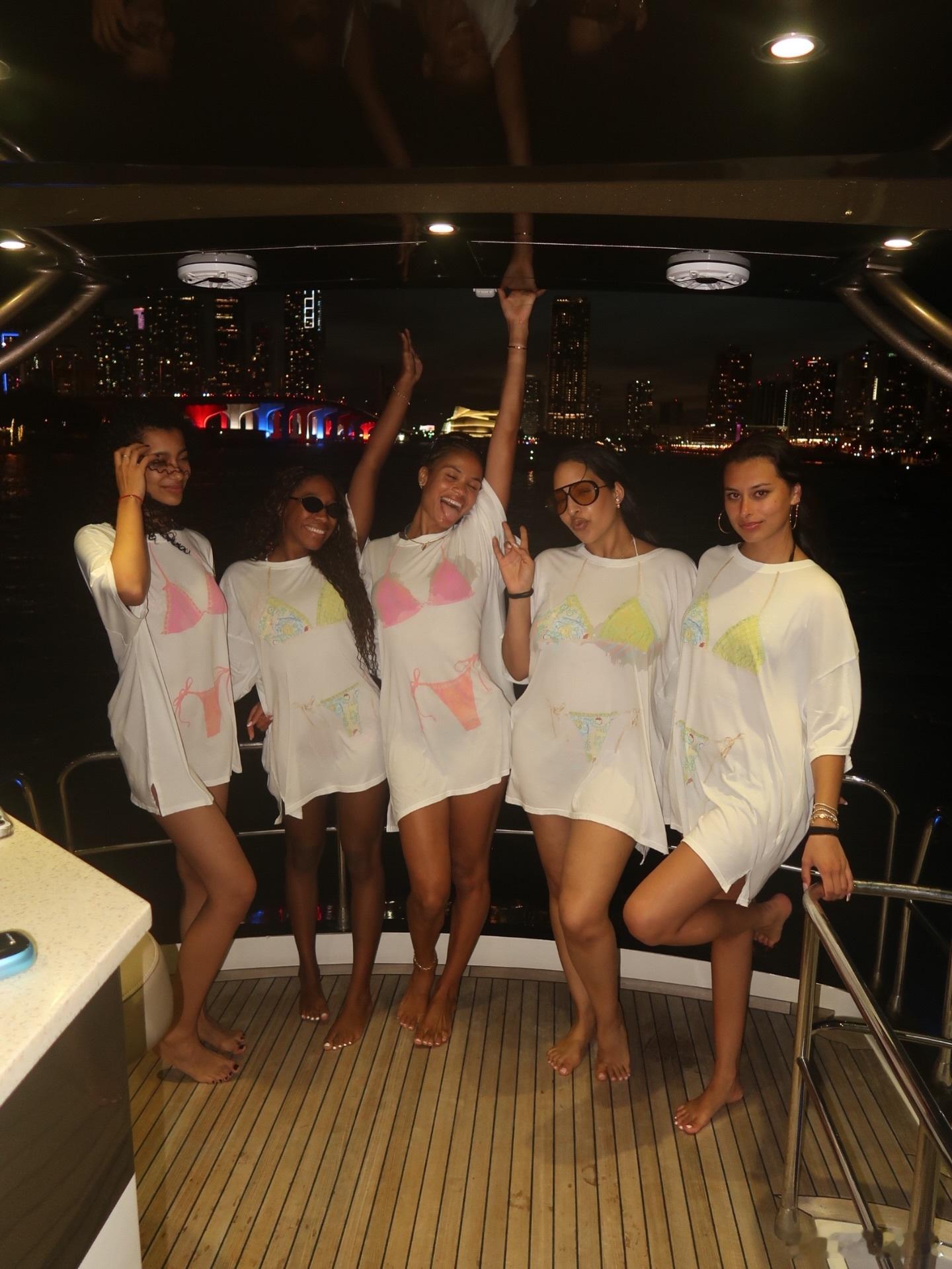 最佳第六人哈克斯已经在享受他的假期了，快要在花丛中迷失自己了👙nba季后赛