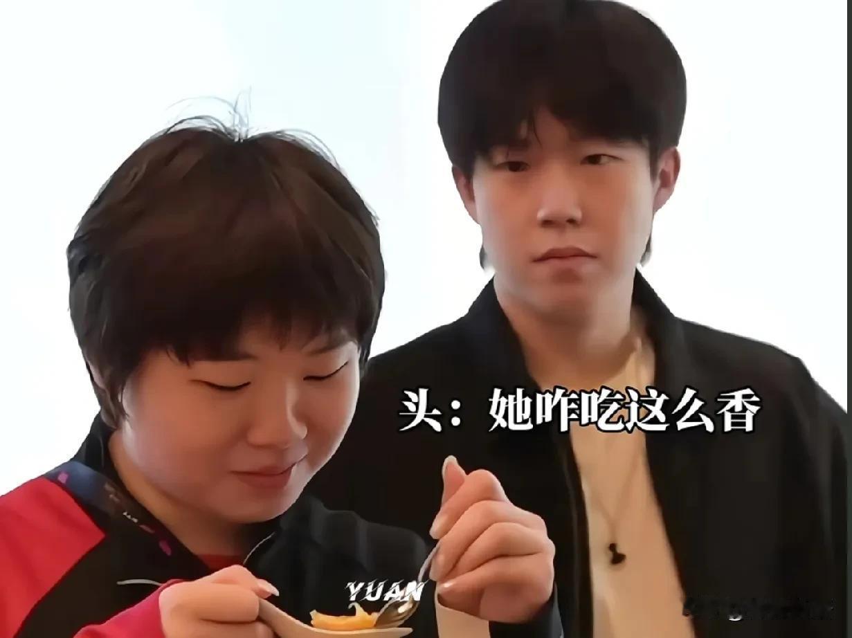 蒯曼吃得好开心哦。
昨晚横滨冠军赛欢迎晚宴，主办方为球员准备了自助小吃，看到很多