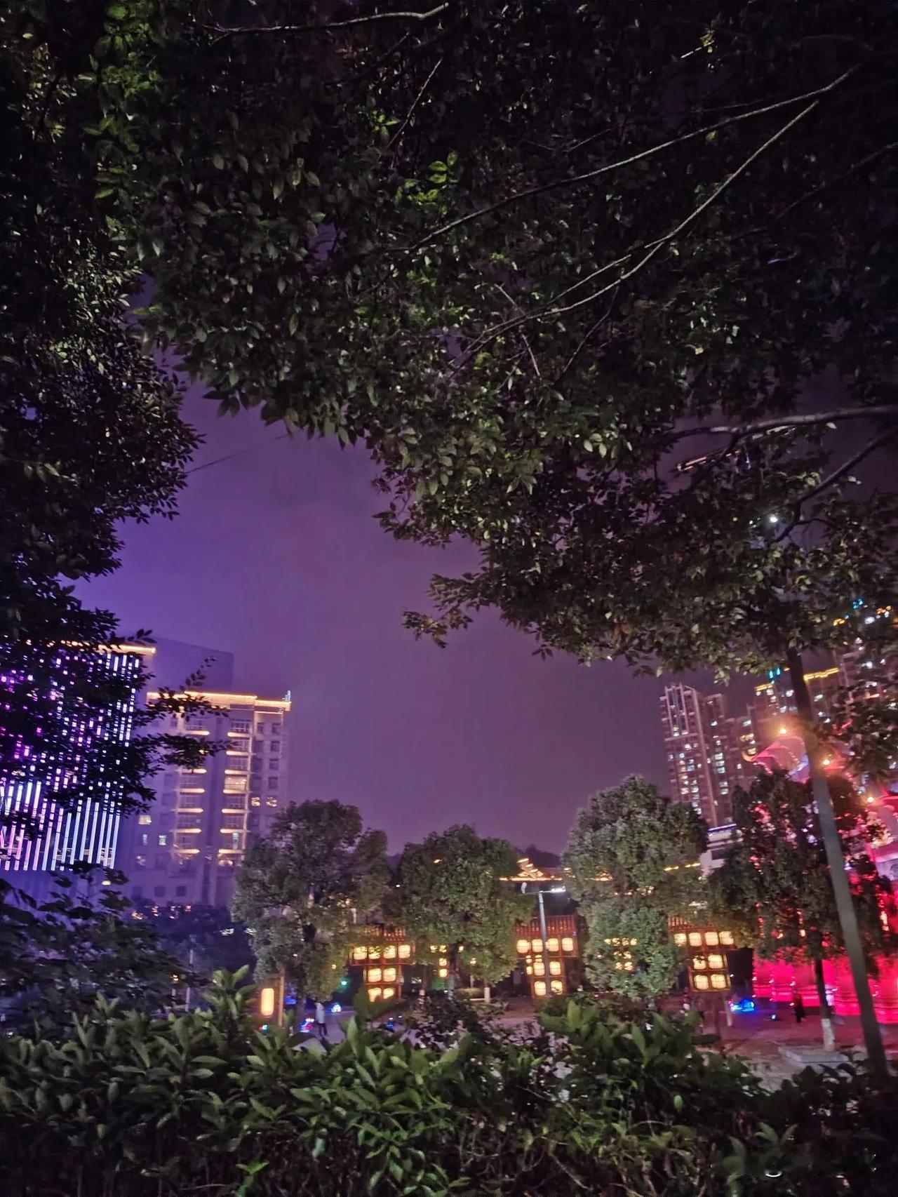 #秋日景色随手拍#
        秋夜的城，华灯初上，万千霓虹灯映照在郴江河畔