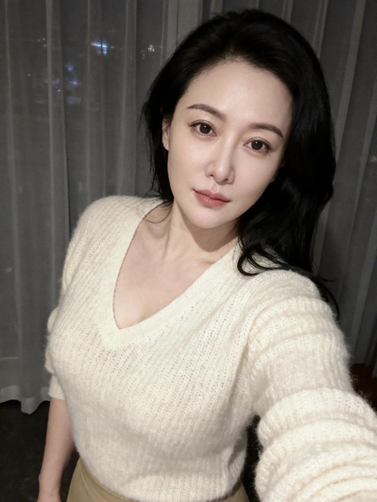 在这个物欲横流的世界里，
过着柴米油盐的日子；
钱对我们来说非常重要，
生活里，