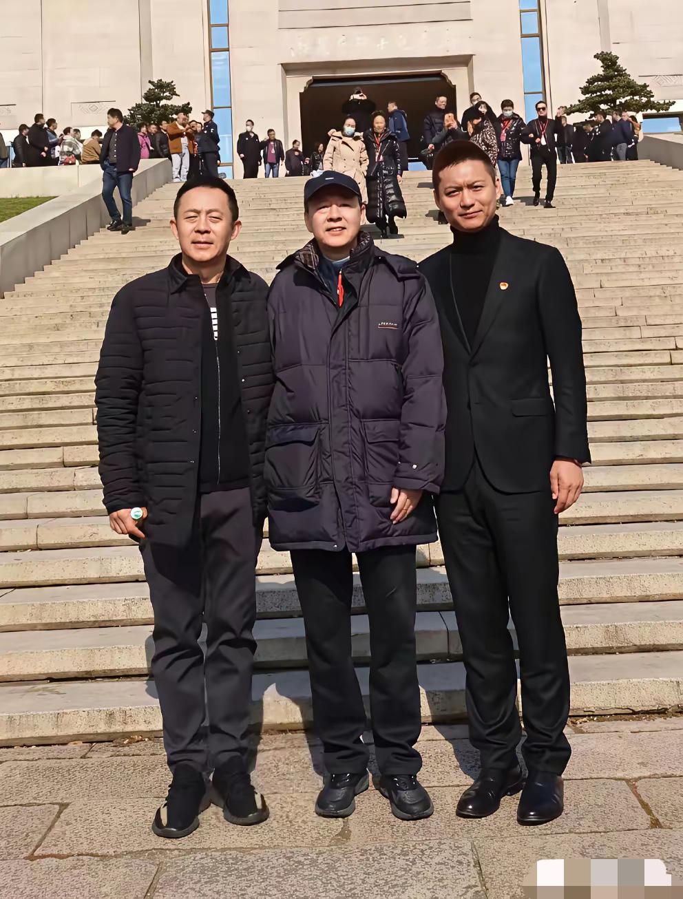 侯勇和侯天来我认识，另一位男士是谁？