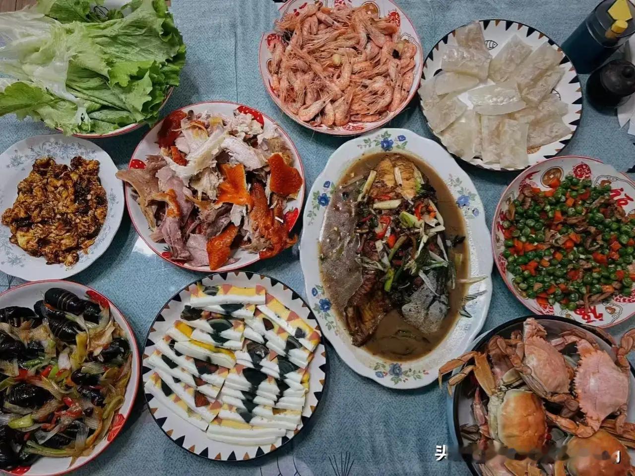 哈尔滨的美食真的太有特色，难怪东北菜系深受南方游客欢迎。就说“东北铁锅炖”，那可