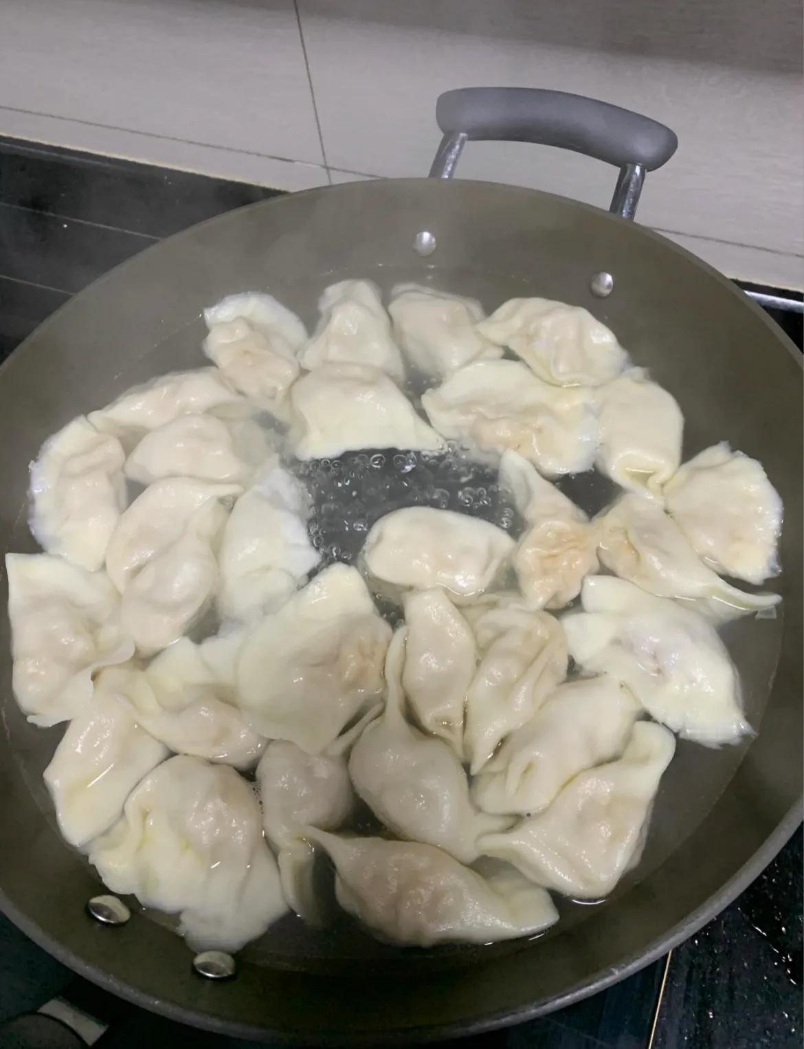 每次给我煮饺子，媳妇儿都问：“你要吃几个？”。我就故意回答“29个”或者“32个