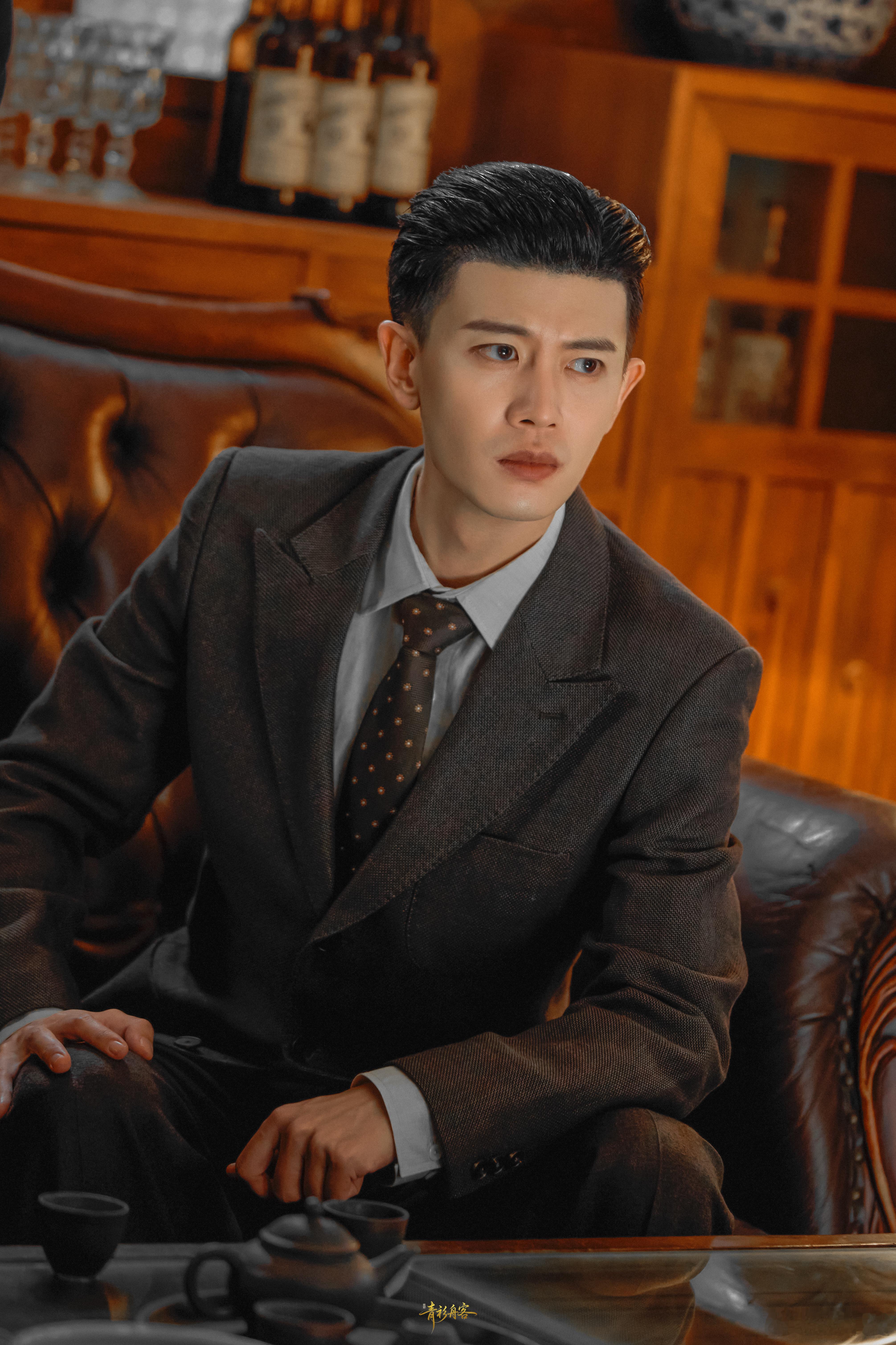 任嘉伦新剧硬控我爷奶 全家靠《风与潮》实现追剧自由，何贤金融智斗抗敌寇，集集有看