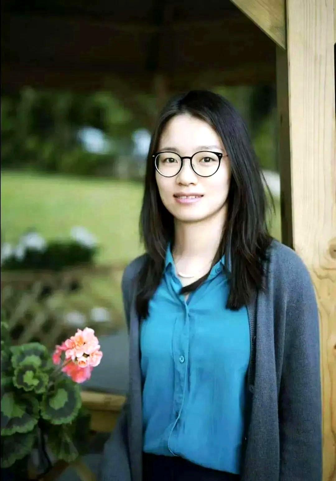 都说巾帼不让须眉，34岁的数学家王虹比34岁的韦神韦东奕厉害多了呀！

王虹在北